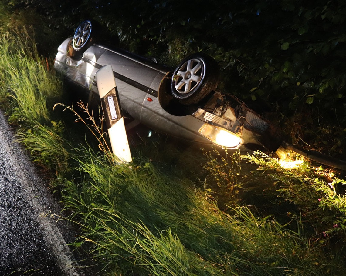 POL-HX: Bei Verkehrsunfall überschlagen