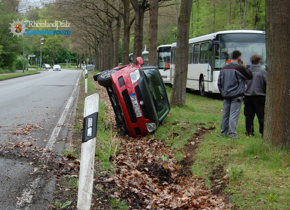 POL-PPWP: In Straßengraben gerutscht und umgekippt