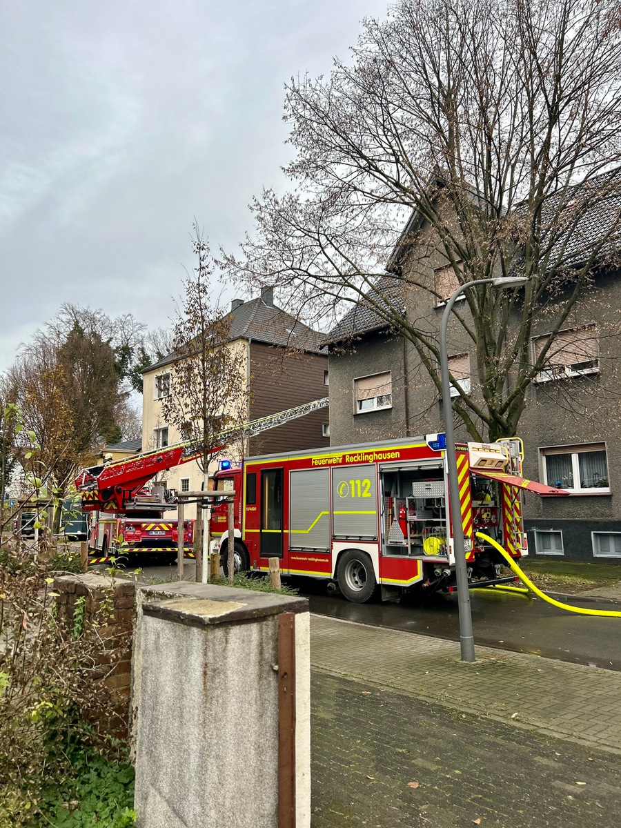 FW-RE: Wohnungsbrand mit einer schwer verletzten Person