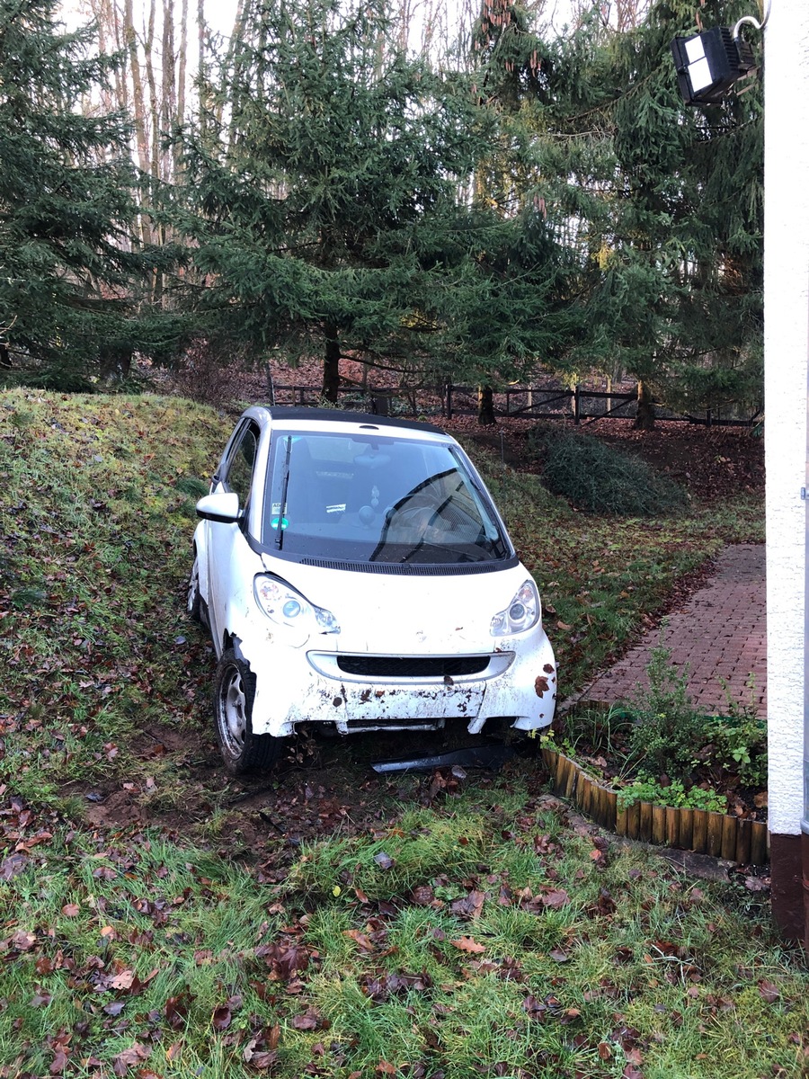 POL-PDKL: Autofahrt endet in Garten