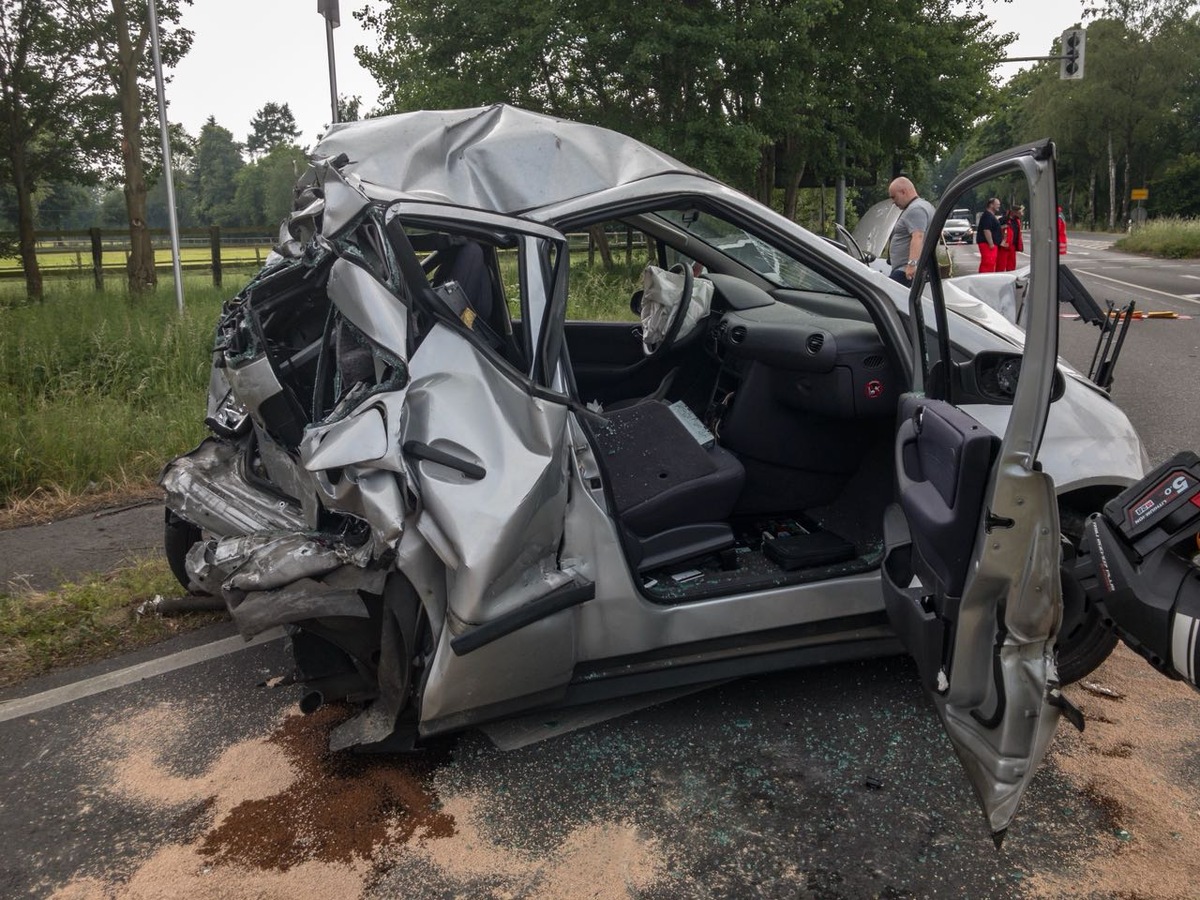 FW-RE: Verkehrsunfall mit mehreren Schwerverletzten - 5 Verletzte, darunter 2 Schwerverletzte