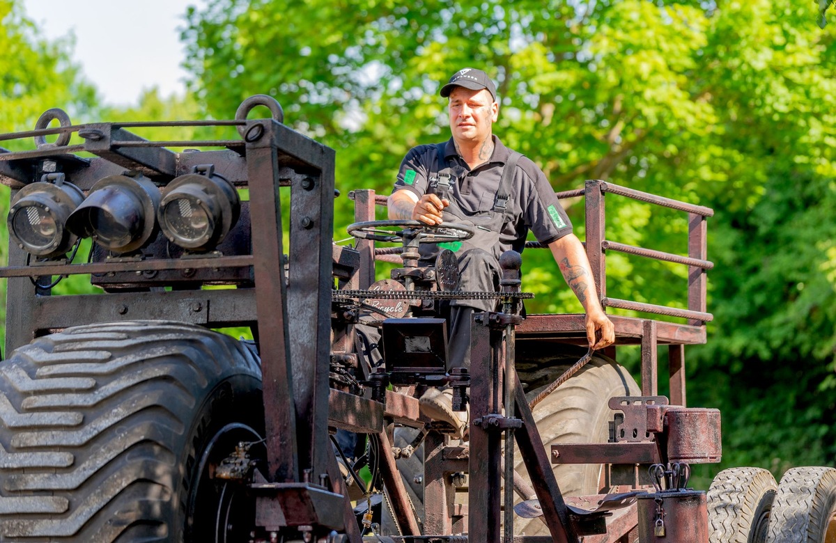 RID-Weltrekord zum diesjährigen »Steampunk-Picknick« in Köthen: Sebastian Beutler präsentiert sein selbstgebautes »schwerstes Fahrrad der Welt« (2.180 Kilogramm)