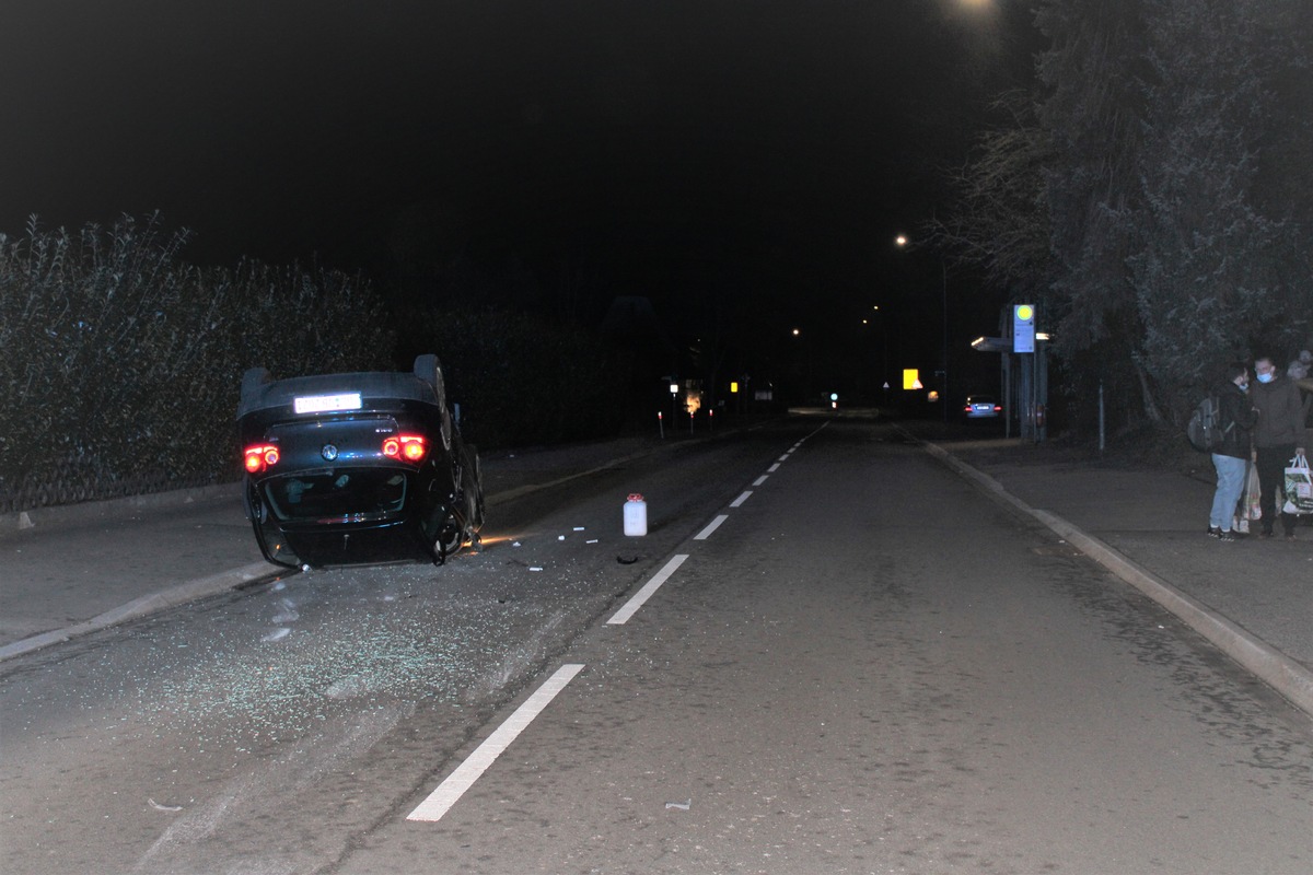 POL-RBK: Bergisch Gladbach - Fahrer rammt geparkten Pkw und überschlägt sich