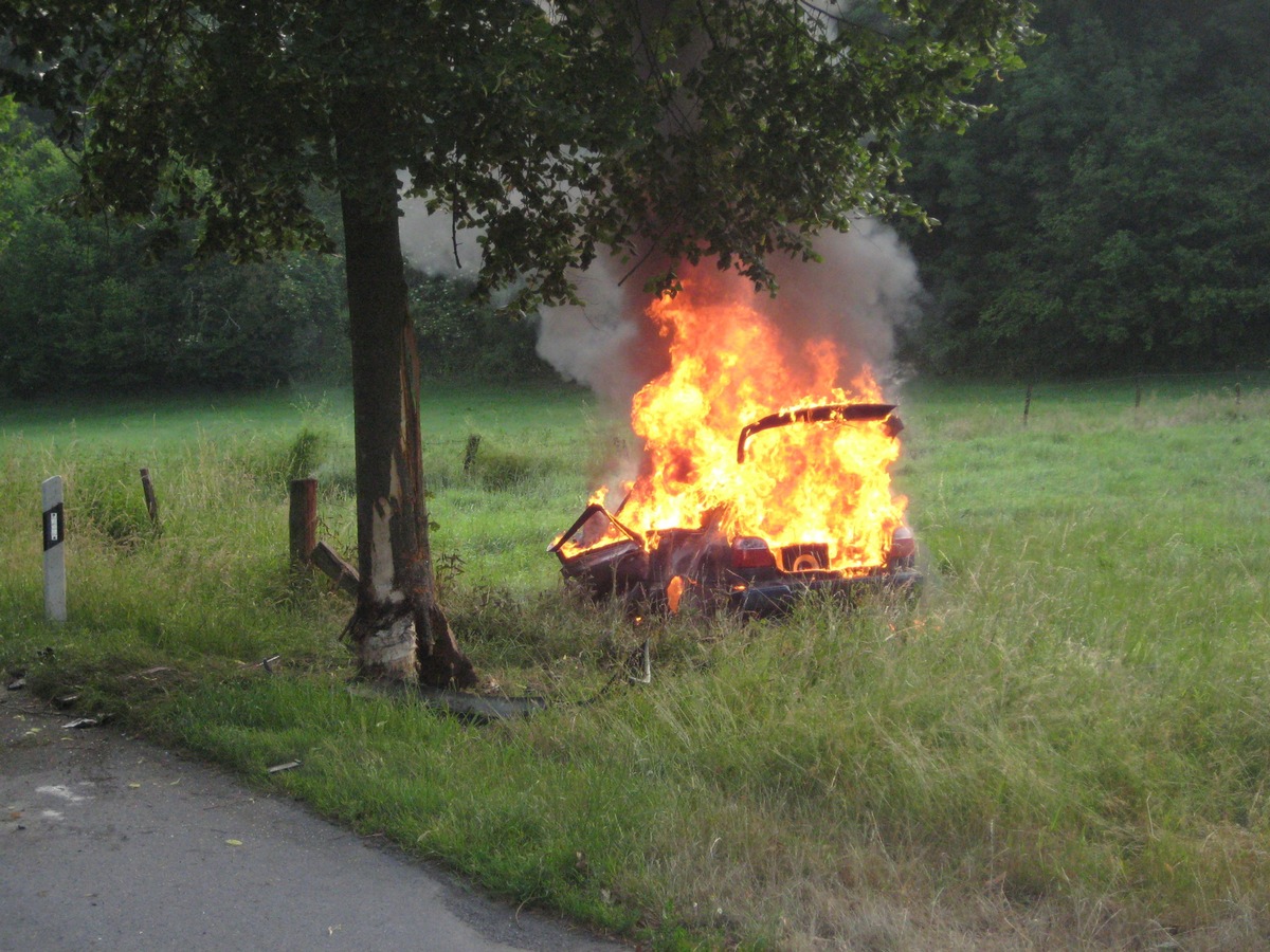 POL-HOL: K 50 zwischen Holzminden und Fohlenplacken: Von der Fahrbahn abgekommen und gegen Baum geprallt - 19jähriger Bundeswehrsoldat mit schweren Verletzungen in die MHH geflogen / Fahrzeug völlig ausgebrannt  -