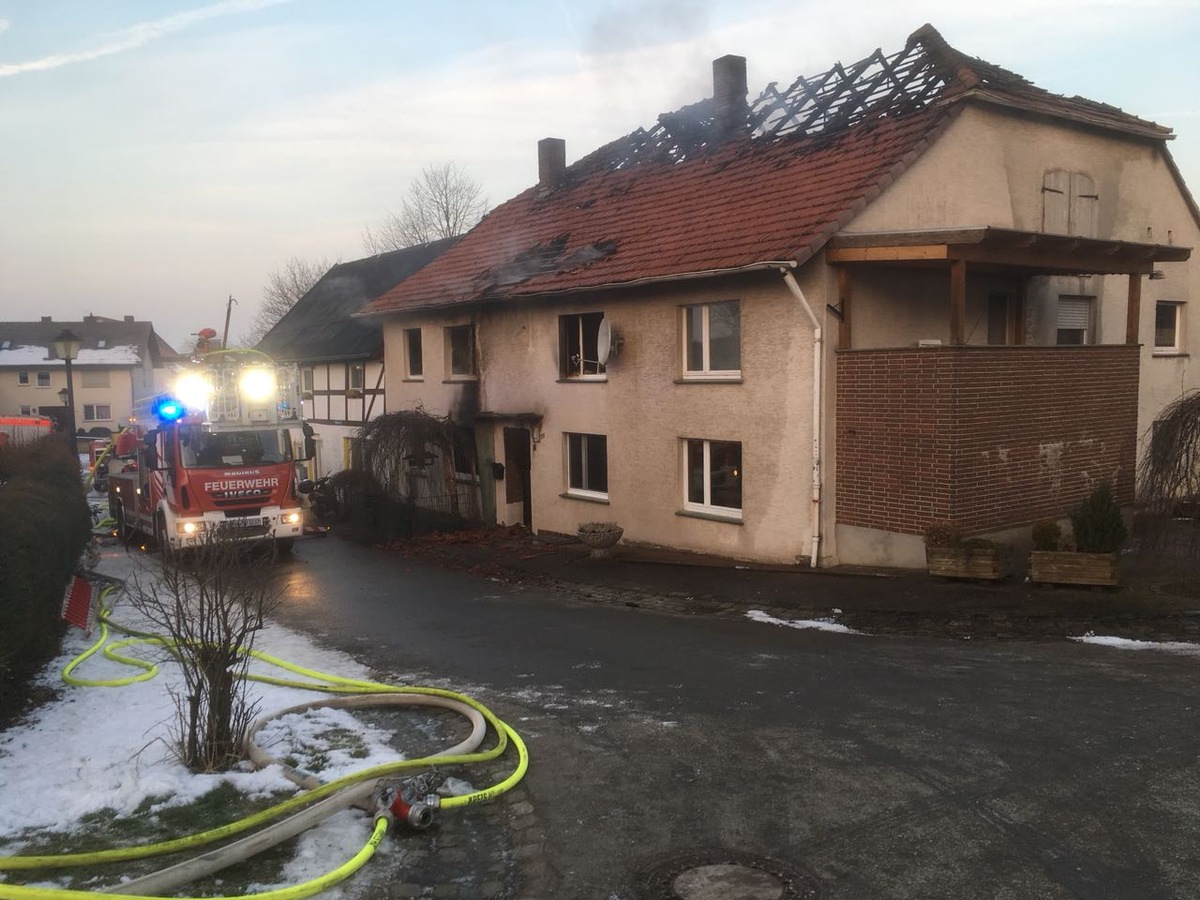 FW Borgentreich: Im Borgentreicher Ortsteil Muddenhagen brannte in der Nacht ein Wohhaus. Es entstrand ein enormer Sachschaden. Personen kamen dabei nicht zu schaden.