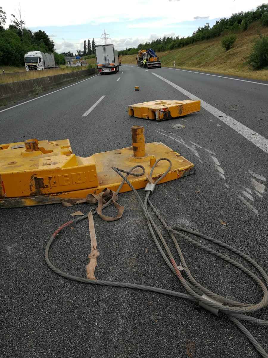 POL-BI: Fahrbahn der BAB 30 bei Dehme durch verlorene Autokrangewichte beschädigt.