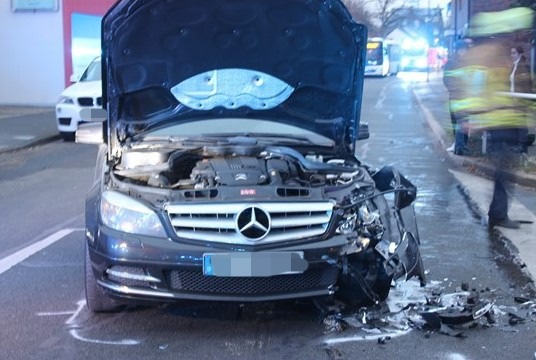 POL-ME: Beifahrerin eines Kraftrads nach Unfall schwer verletzt - Ratingen - 2312015