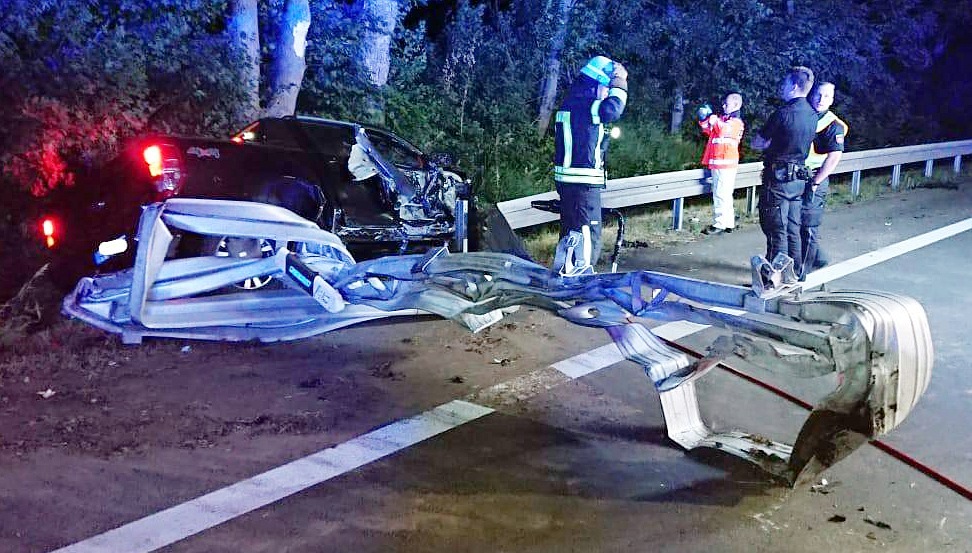 POL-HM: Pick-up kommt auf der Bundesstraße 1 von Fahrbahn ab