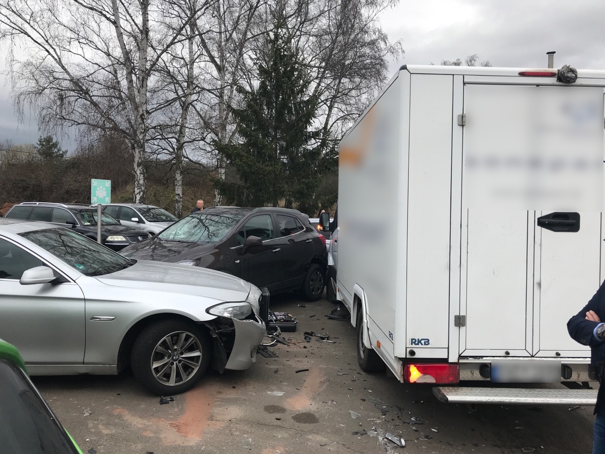 POL-PPWP: Unfall: Verschluckt - sieben Fahrzeuge und ein Werbeschild beschädigt