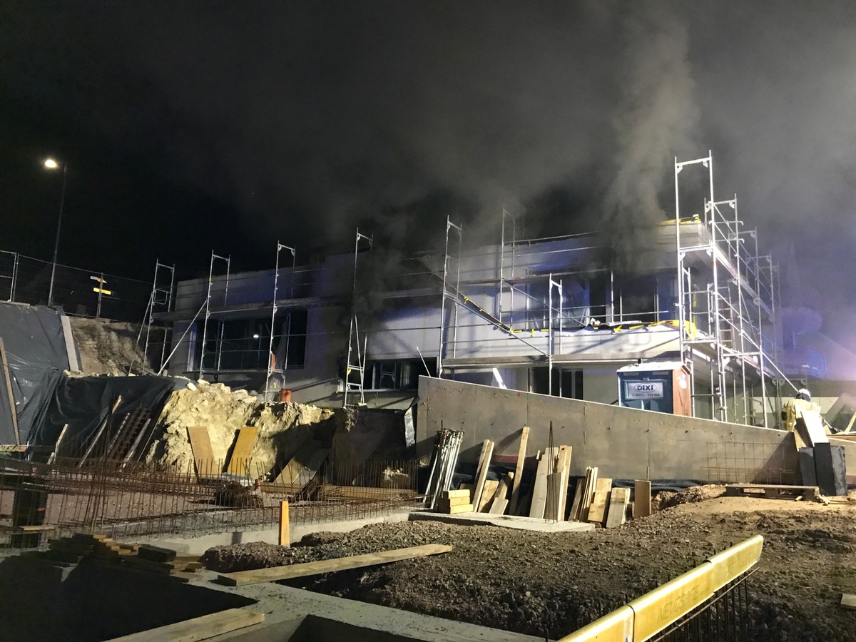 POL-PPMZ: Brand in Rohbau durch entzündete Baumaterialien