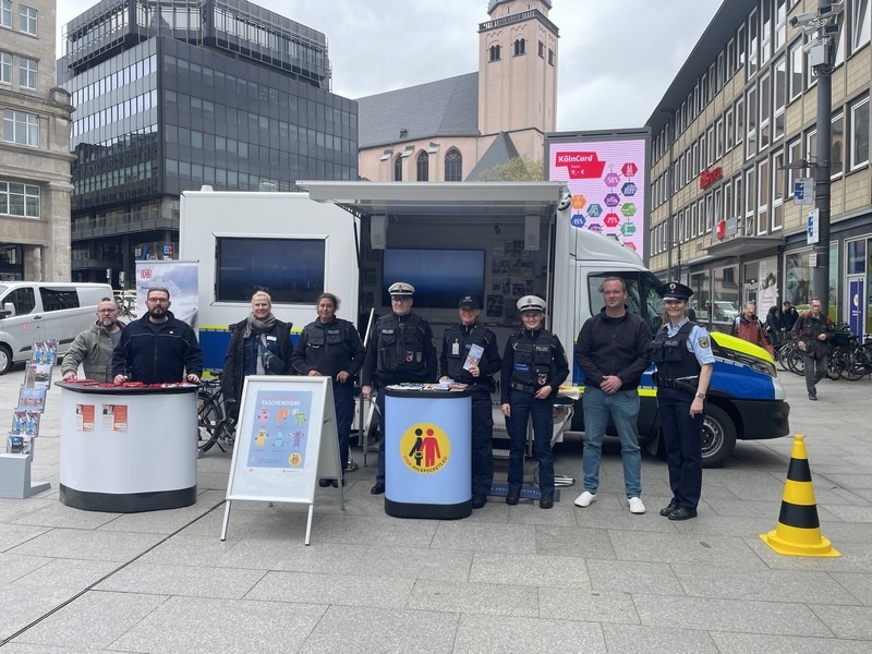 BPOL NRW: Kriminalprävention am Kölner Hauptbahnhof / Bundespolizei präsentiert neues Präventionsmobil