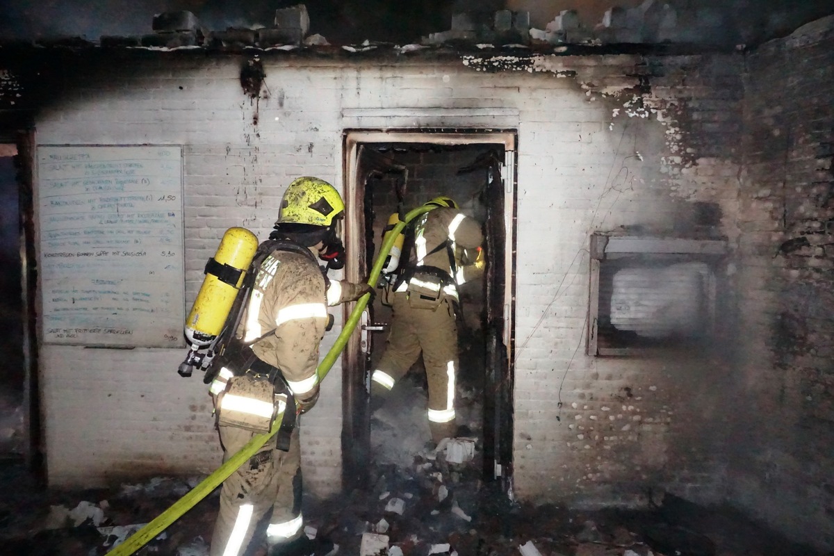 FW Ratingen: Folgemeldung zur Meldung &quot;Nächtlicher Großeinsatz - Vereinsheim im Vollbrand&quot;