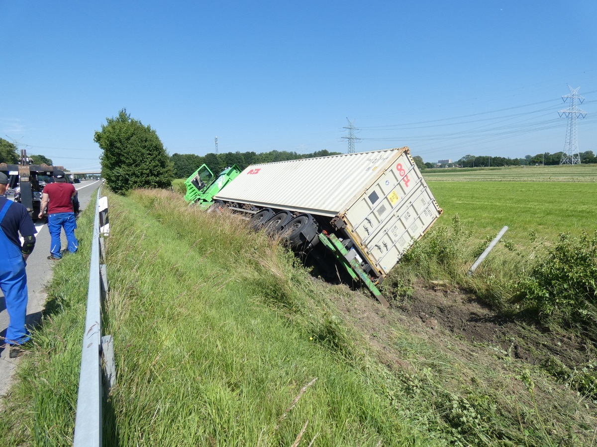 POL-OL: +++Vollsperrung nach Verkehrsunfall auf A 29 bei Wilhelmshaven - Sattelzug kommt von Fahrbahn ab+++