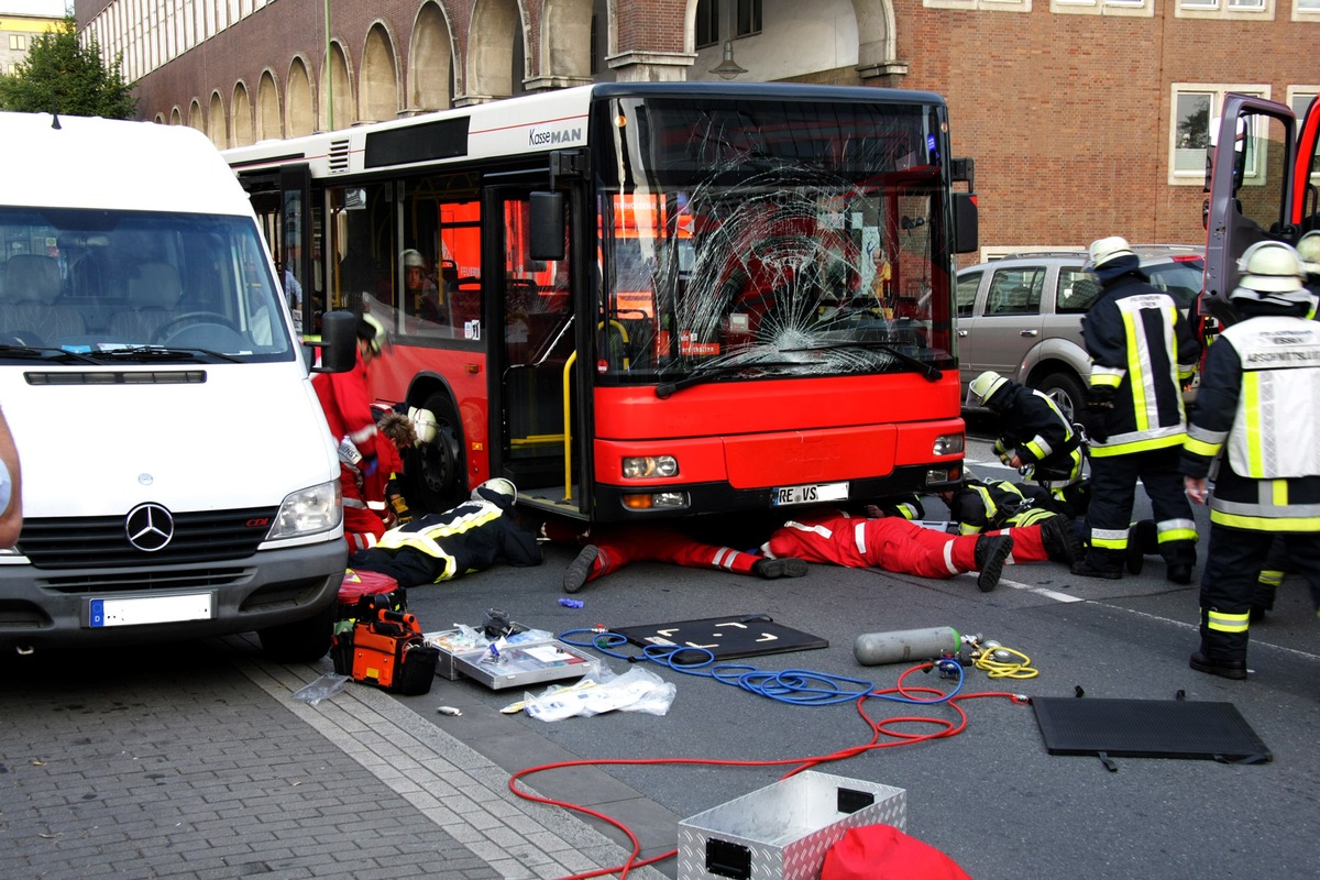 FW-E: Junge Frau von Bus angefahren, schwer verletzt