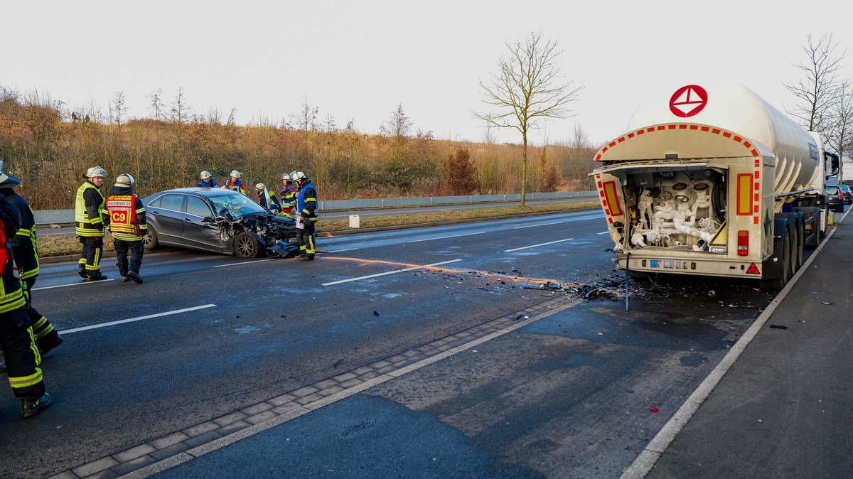 FW-DO: PKW fährt gegen geparkten Tanklastzug - Fahrerin leicht verletzt