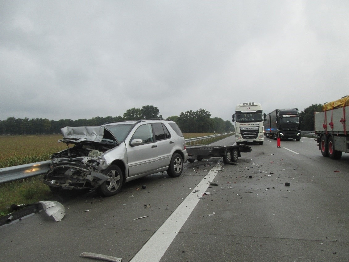 POL-DEL: Autobahnpolizei Ahlhorn: Pkw-Gespann fährt in der Baustelle auf Sattelzug auf (Autobahn 1, Gem. Lohne) +++ eine Person leicht verletzt +++ Fahrbahn verunreinigt