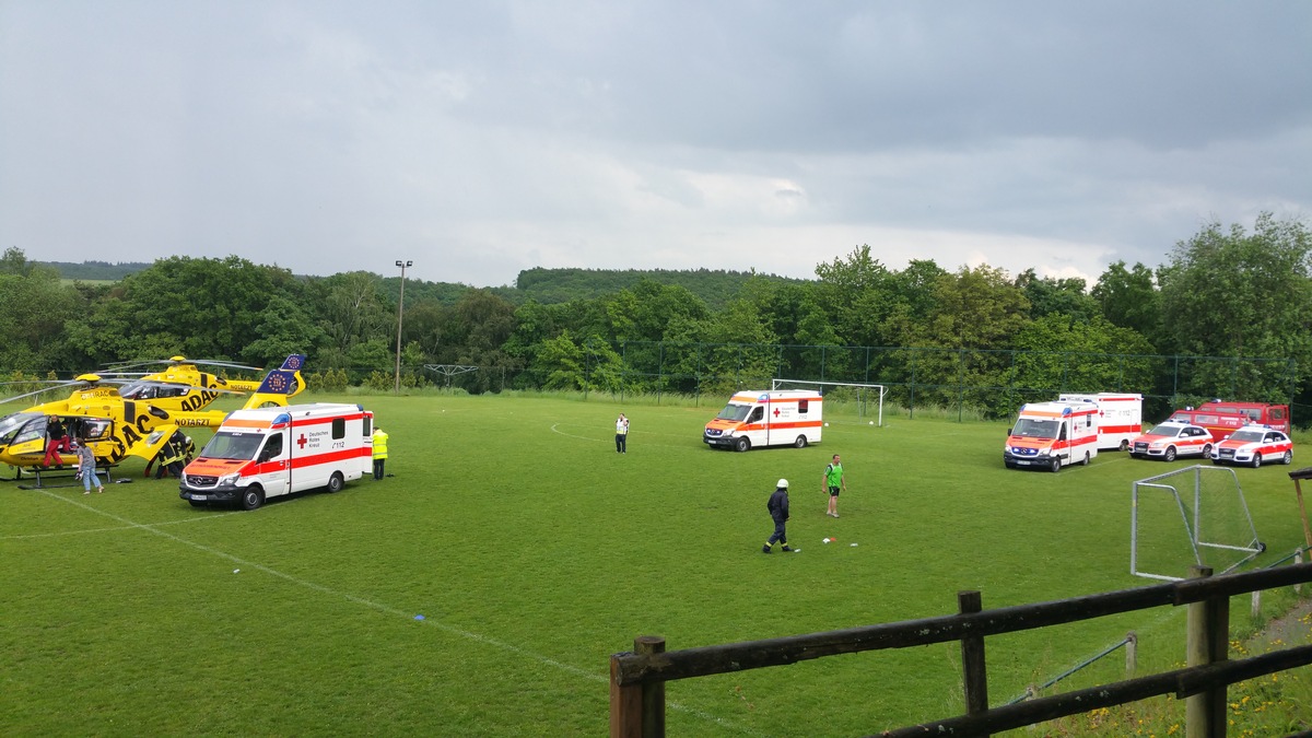 POL-PDKL: Blitz schlägt aus heiterem Himmel auf Sportplatz ein - 33 Menschen wurden ins Krankhaus gebracht - Zweite Nachtragsmeldung