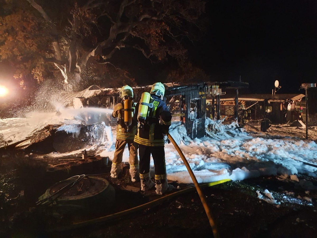 FW Lügde: Gartenhütten und Wohnwagen fangen Feuer