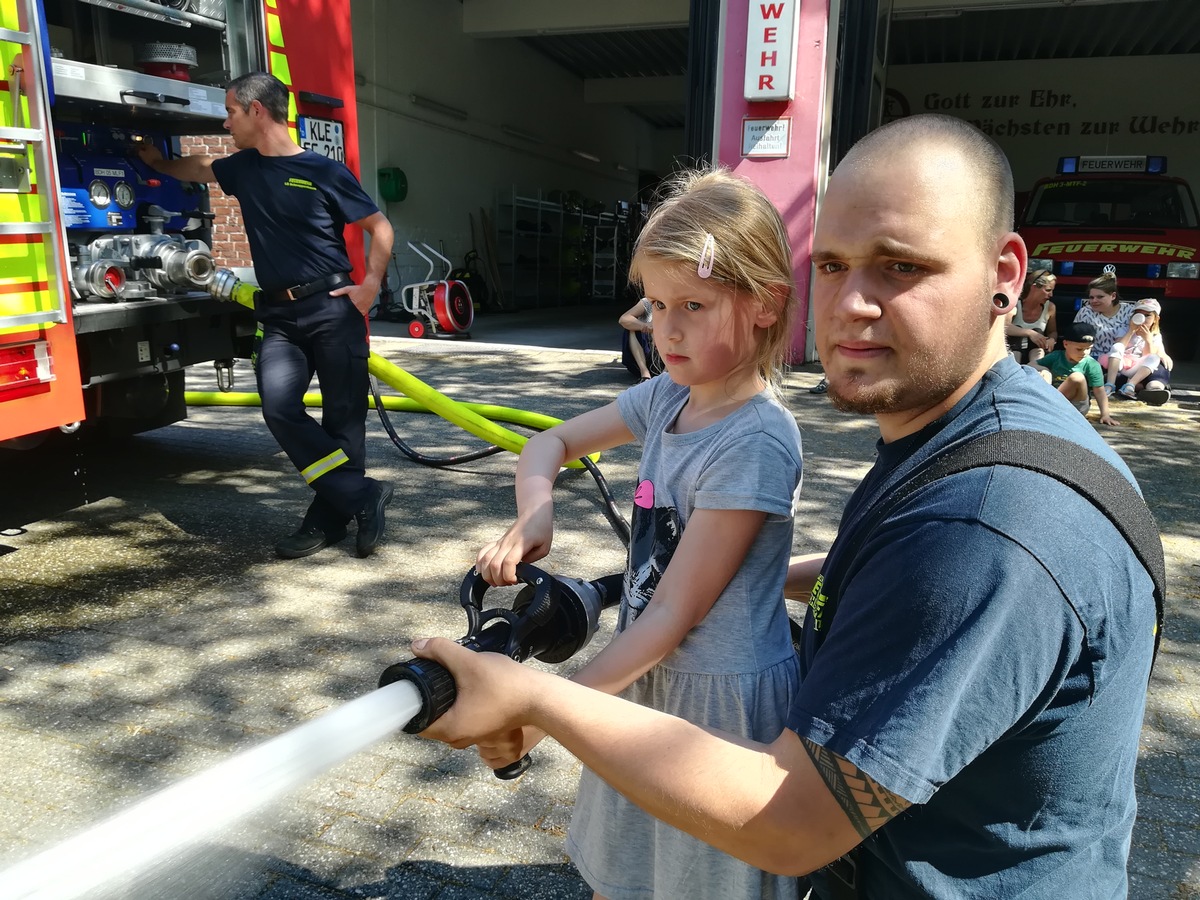 FW-KLE: Feuerwehr klärt Kinder über die Gefahren von Feuer auf: Kindergartenkinder besuchen die Freiwillige Feuerwehr Bedburg-Hau