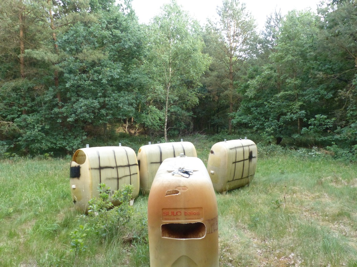 POL-CUX: Heizöltanks im Wald entsorgt