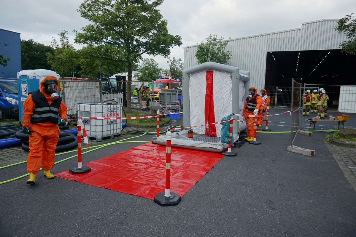 FW Ratingen: Ammoniakaustritt im Blockheizkraftwerk auf dem Gelände eines Industriebetriebs