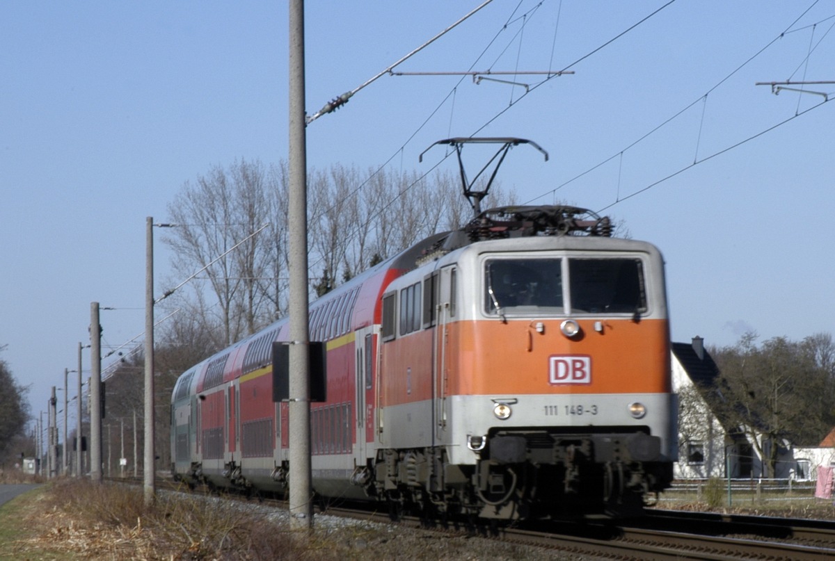 HZA-RO: Zoll verhindert Einfuhr von Waffen und Rauschgift / Zollbeamte stoppen Schmuggler im Bahn-Grenzverkehr und auf dem Fußweg im grenznahen Raum zu Österreich