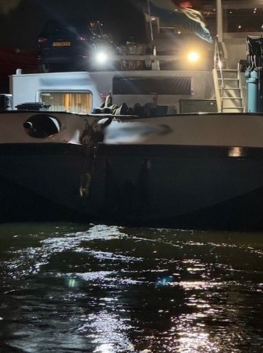 POL-DU: Duisburg: Gütermotorschiff fährt in anderes Schiff