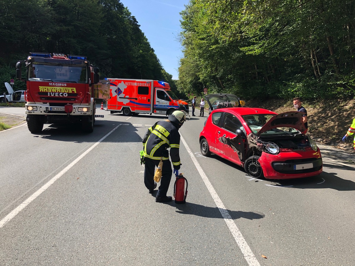 FW-EN: Eine Person bei Verkehrsunfall schwer verletzt - Feueralarm im Anschluss