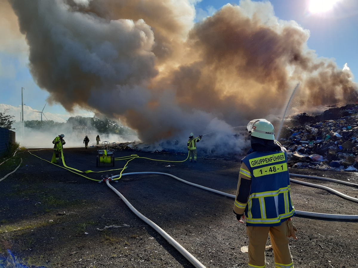 FW Bremerhaven: Feuer auf Mülldeponie mit starker Rauchentwicklung