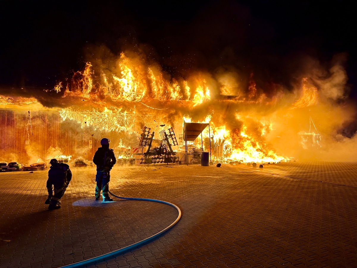 FW Hünxe: Abschlussmeldung: Halle eines Gewerbebetriebs in Vollbrand