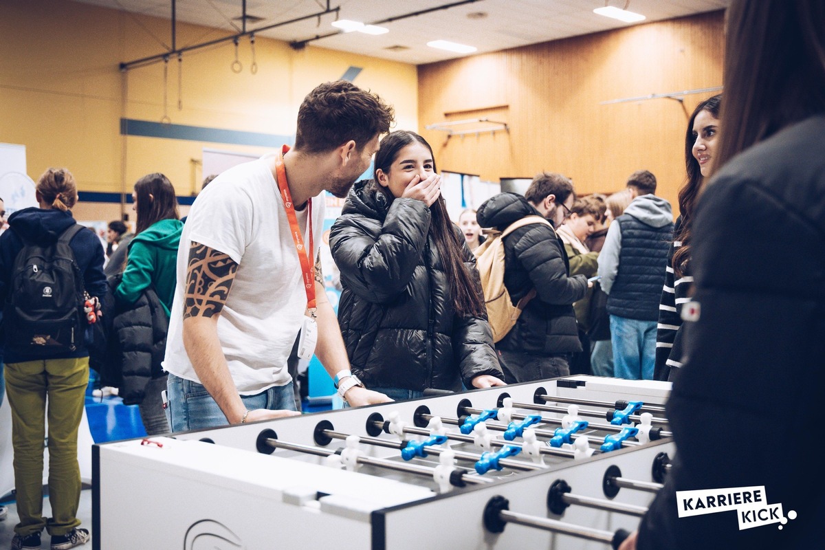 3 Plus Solutions organisiert zum zweiten Mal die Berufsorientierungsmesse „Karriere Kick&quot; in Lebach / Am Kickertisch lernen sich Schüler und Unternehmensvertreter spielerisch kennen