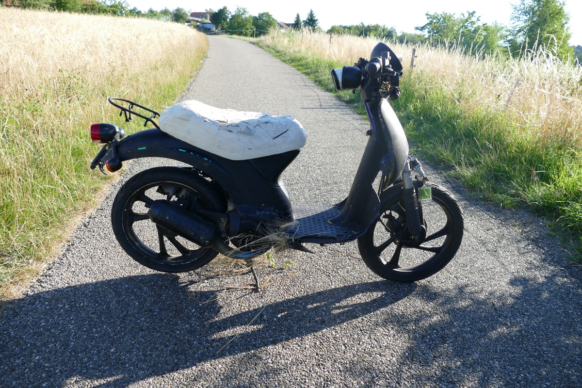 POL-FR: Murg: Zwei Rollerfahrer stoßen zusammen - einer verletzt, der zweite flüchtet - Polizei bittet um Hinweise!