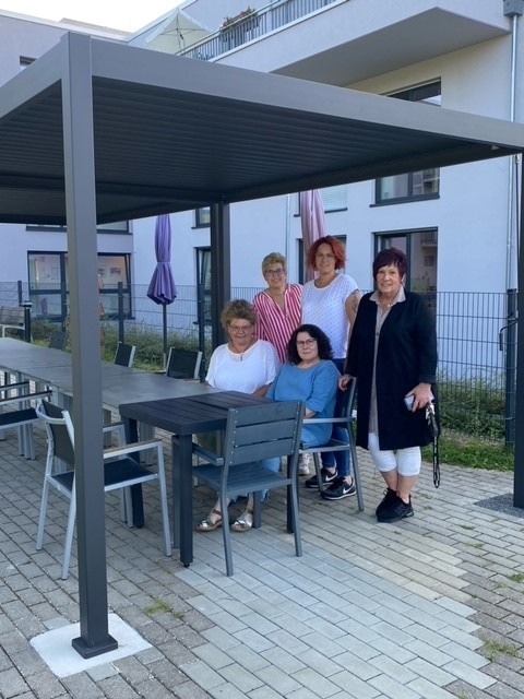 Aufbau des neuen Pavillons im Seniorenzentrum Mittelmosel