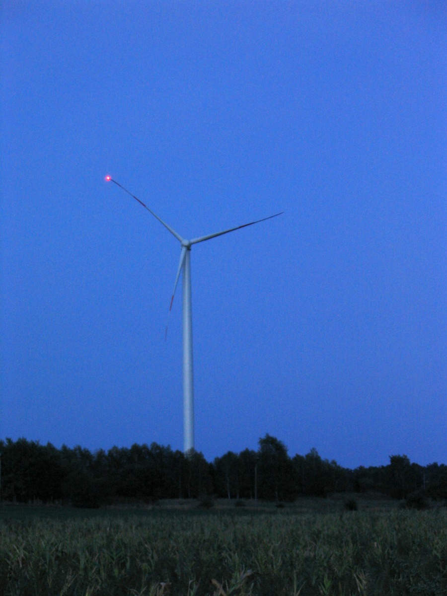 Pilotanlagen offiziell in Betrieb genommen / Die weltweit ersten Windkraftanlagen mit Rotorblatt-Hindernisfeuer EST 10 drehen in der Uckermark