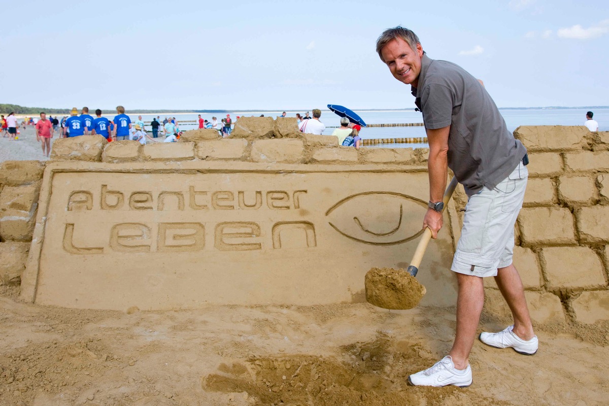 &quot;Abenteuer Leben&quot; knackt Weltrekord! kabel eins-Magazin baut mit 11.000 freiwilligen Helfern auf Rügen die längste Sandburg der Welt (mit Bild)