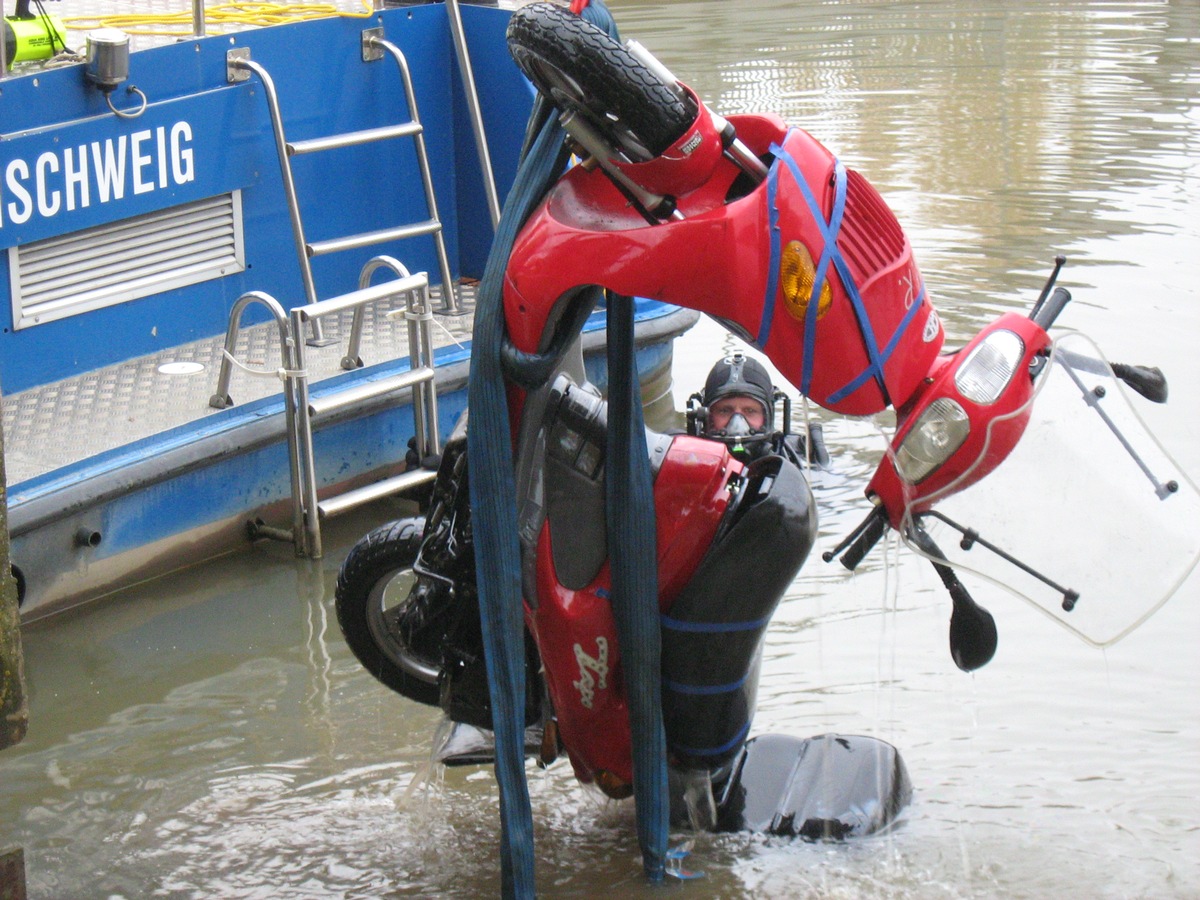 POL-H: Zeugenaufruf mit Bildern ! Gestohlene Motorroller aus Mittellandkanal geborgen Hebbelstraße / List