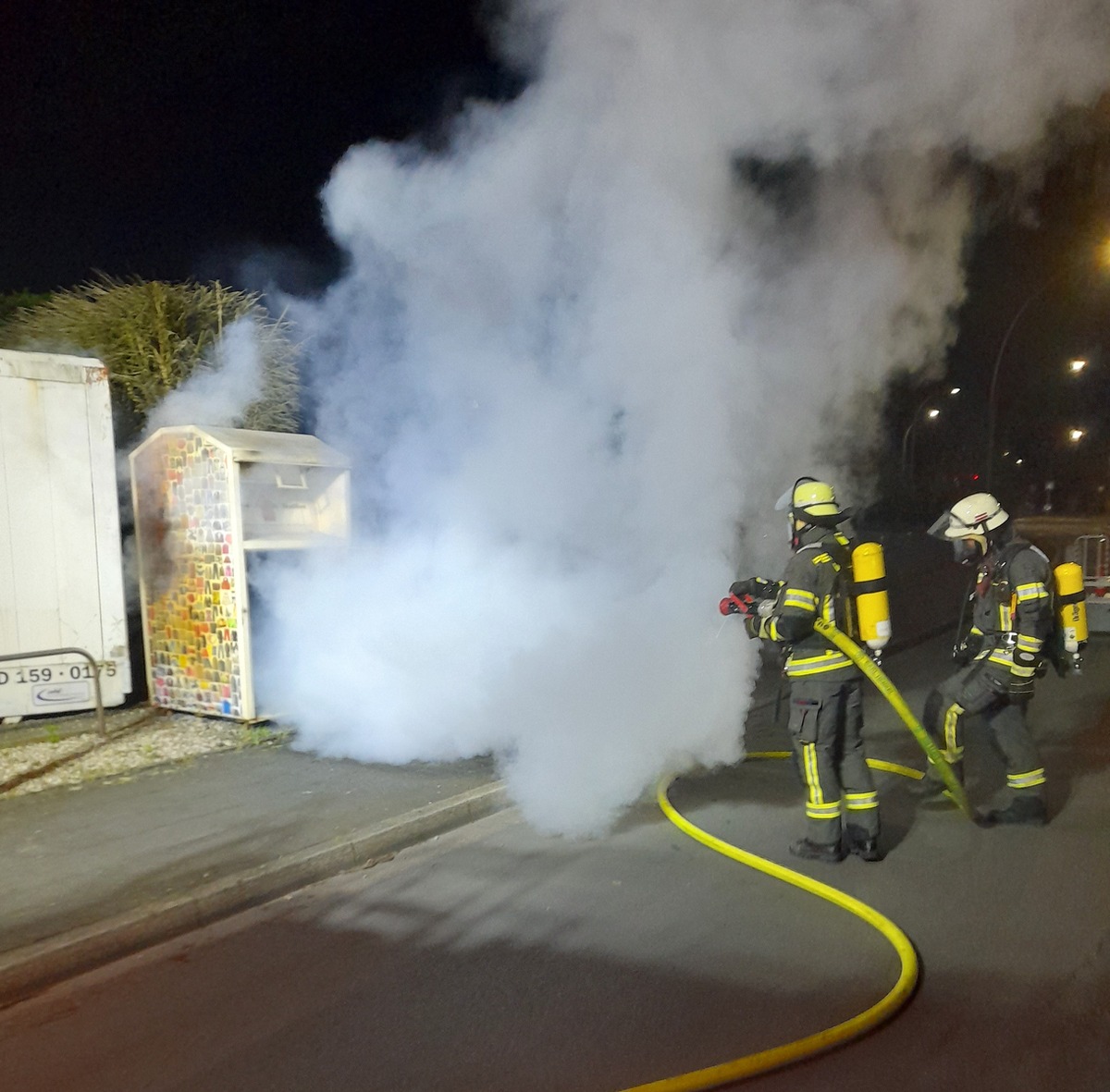 FW-WRN: FEUER_1 - LZ1 - brennt Altkleider Container