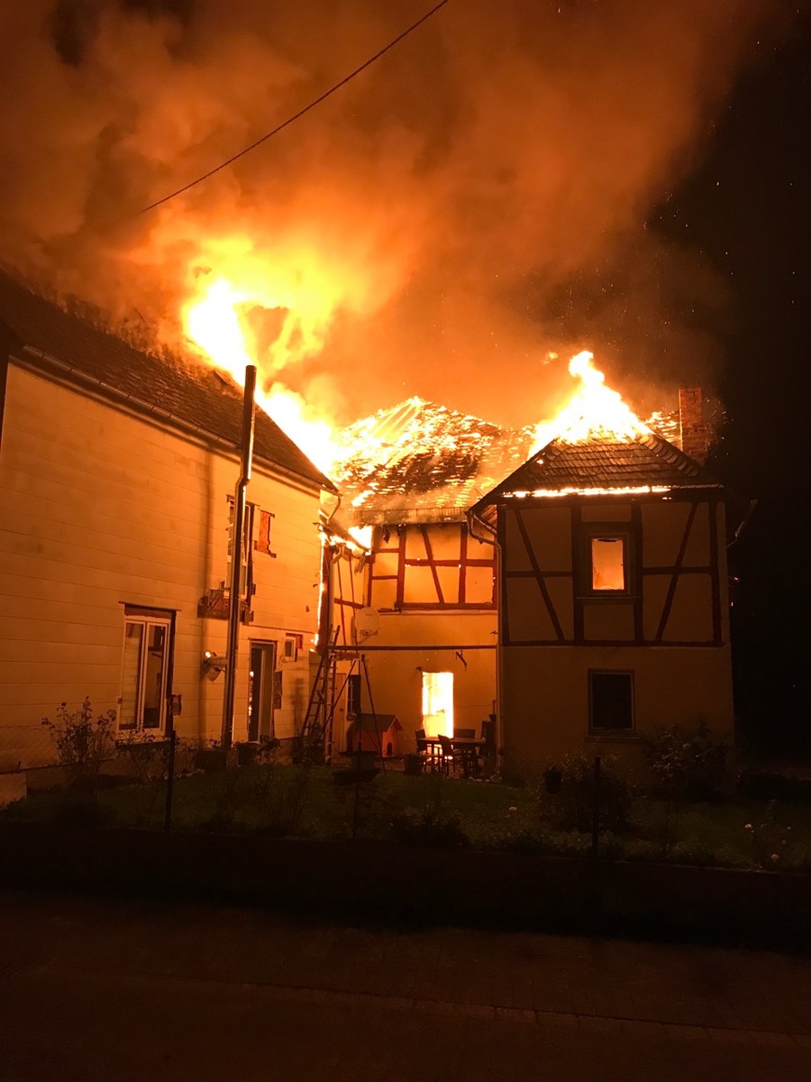 POL-PDKO: Vollbrand einer Scheune mit angrenzendem Wohnhaus in Nieder Kostenz