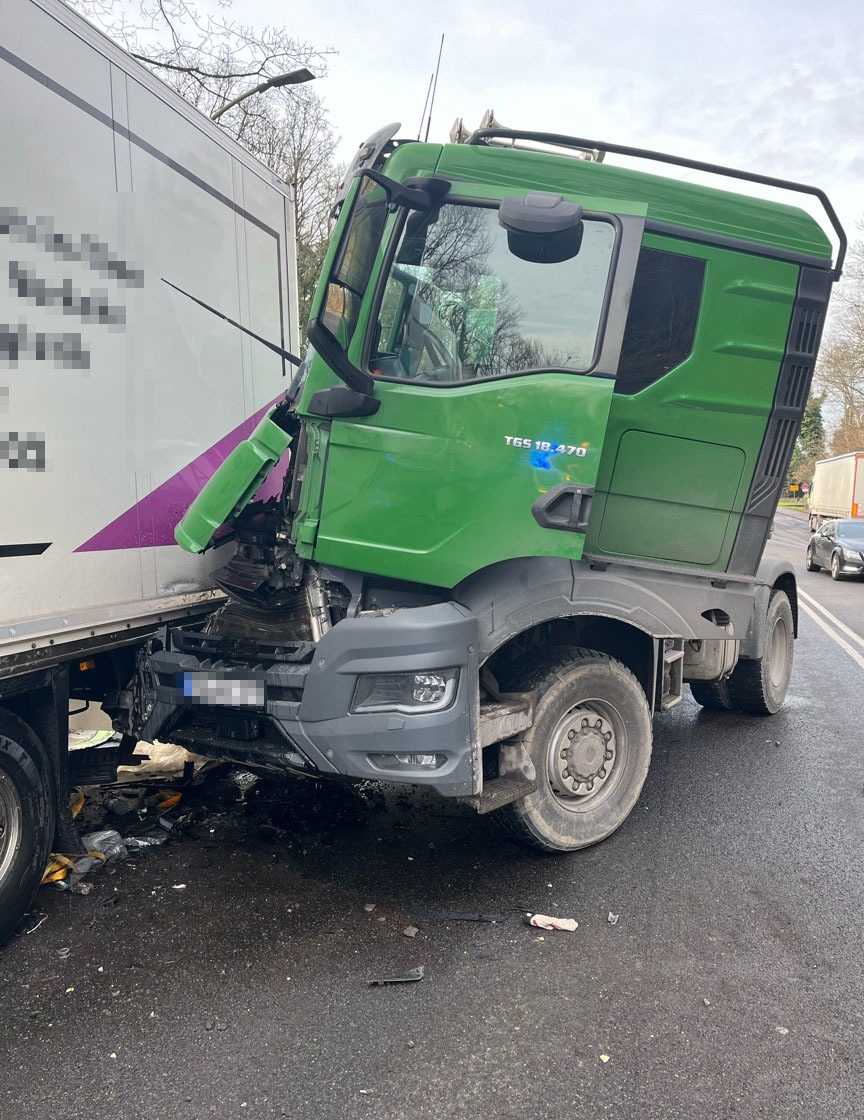 POL-DU: Mündelheim: Lkw prallt gegen Lkw