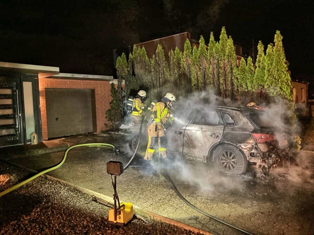 FW Grevenbroich: Erfreulich entspannter Start der Feuerwehr Grevenbroich ins neue Jahr / Feierstimmung in der Stadt, weniger Einsätze als im Vorjahr, ein PKW ausgebrannt