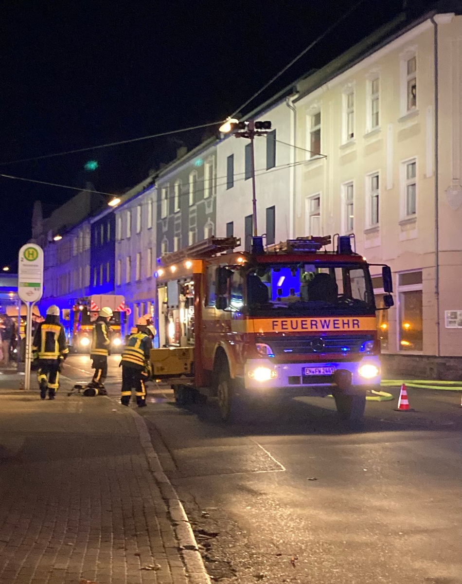 FW-EN: Gemeldeter Brand mit mehrfacher Menschenrettung