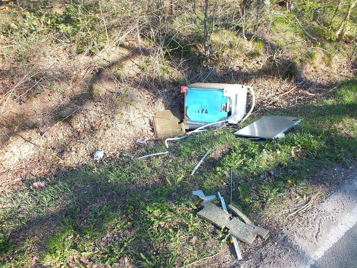 POL-SE: Lutzhorn - Geschirrspülmaschine in Straßengraben entsorgt