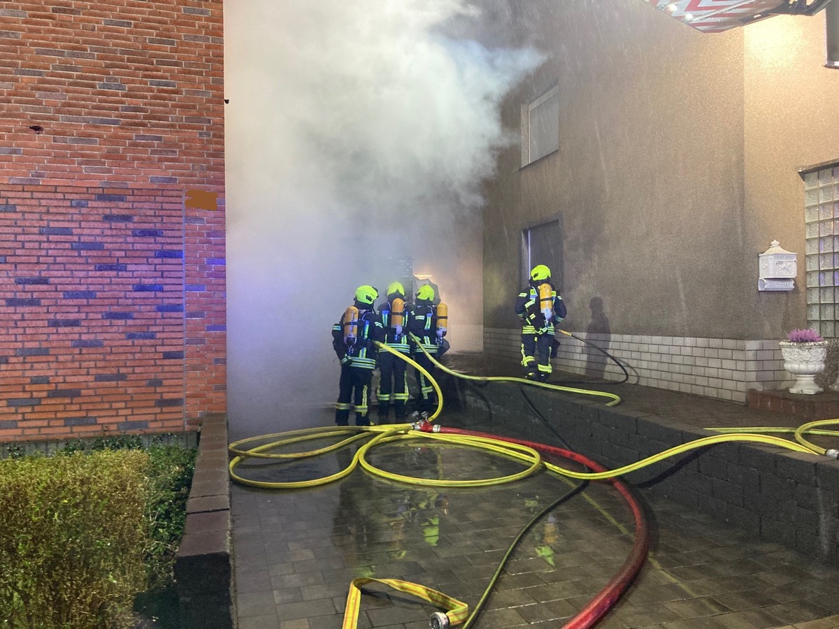 FW-OB: Garagenbrand mit Verpuffungen