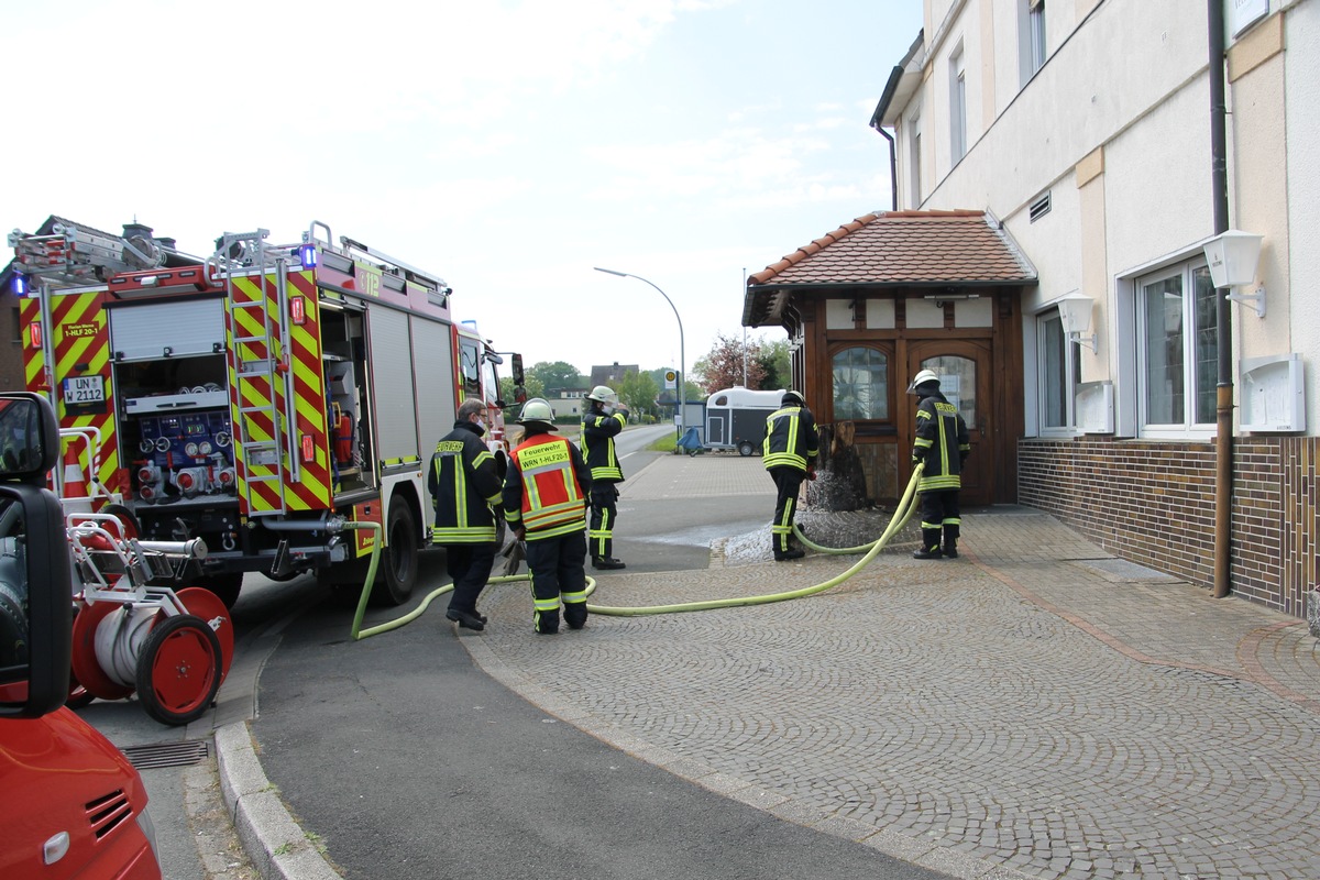 FW-WRN: Feuer_1 - LZ 1: Brennt Baumstumpf