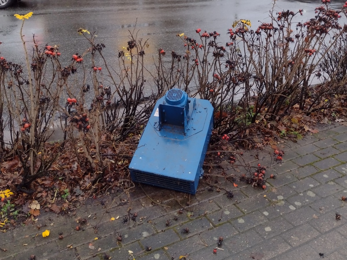 POL-ROW: ++ Senioren im Fokus von Betrügern ++ Autofahrer rutscht vom Pedal - VW landet am Straßenbaum ++ Polizei fragt: Wem gehört die Arbeitsmaschine, die vom Anhänger fiel? ++