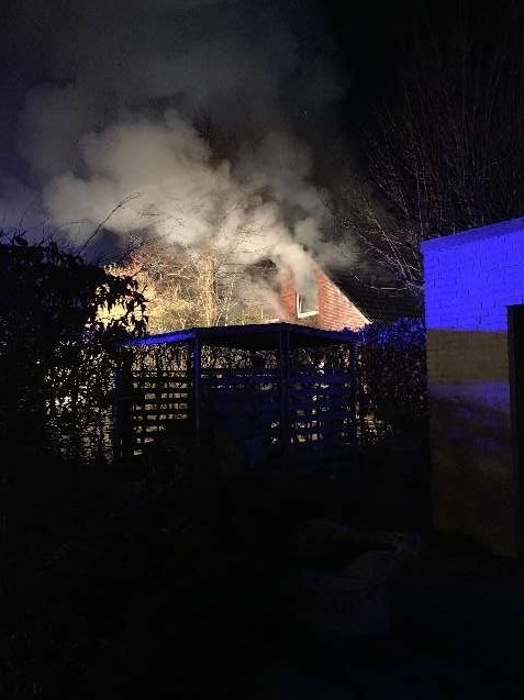 POL-WHV: Dachstuhlbrand eines Einfamilienhauses in Schortens (2 Fotos) - Brandursachenermittlungen dauern an