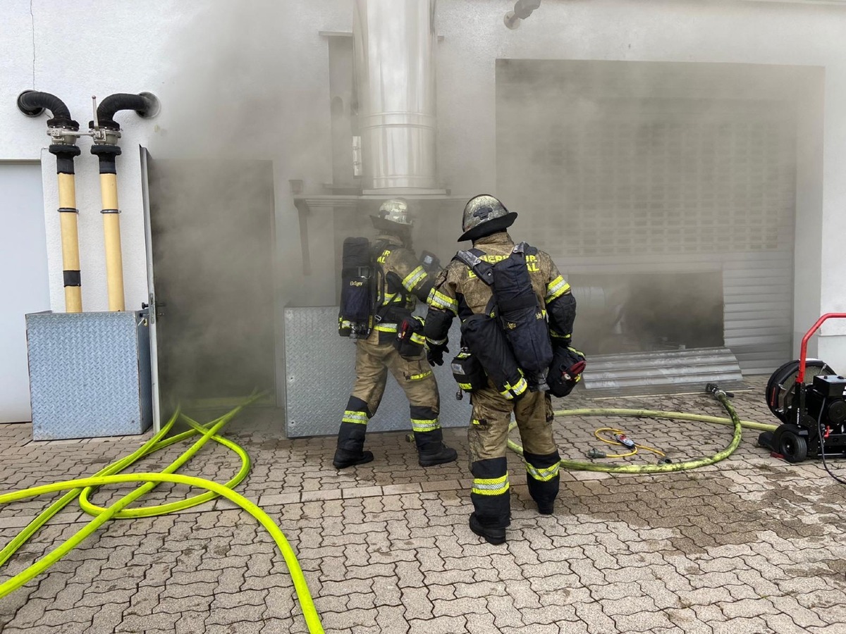 FW-EN: Brand in einem Industriebetrieb