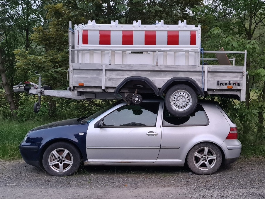 POL-LDK: WhatsApp Betrüger ergaunern Geld + Holzdiebstahl + eingebrochen + Wer hat den Anhänger auf das Auto gestellt?