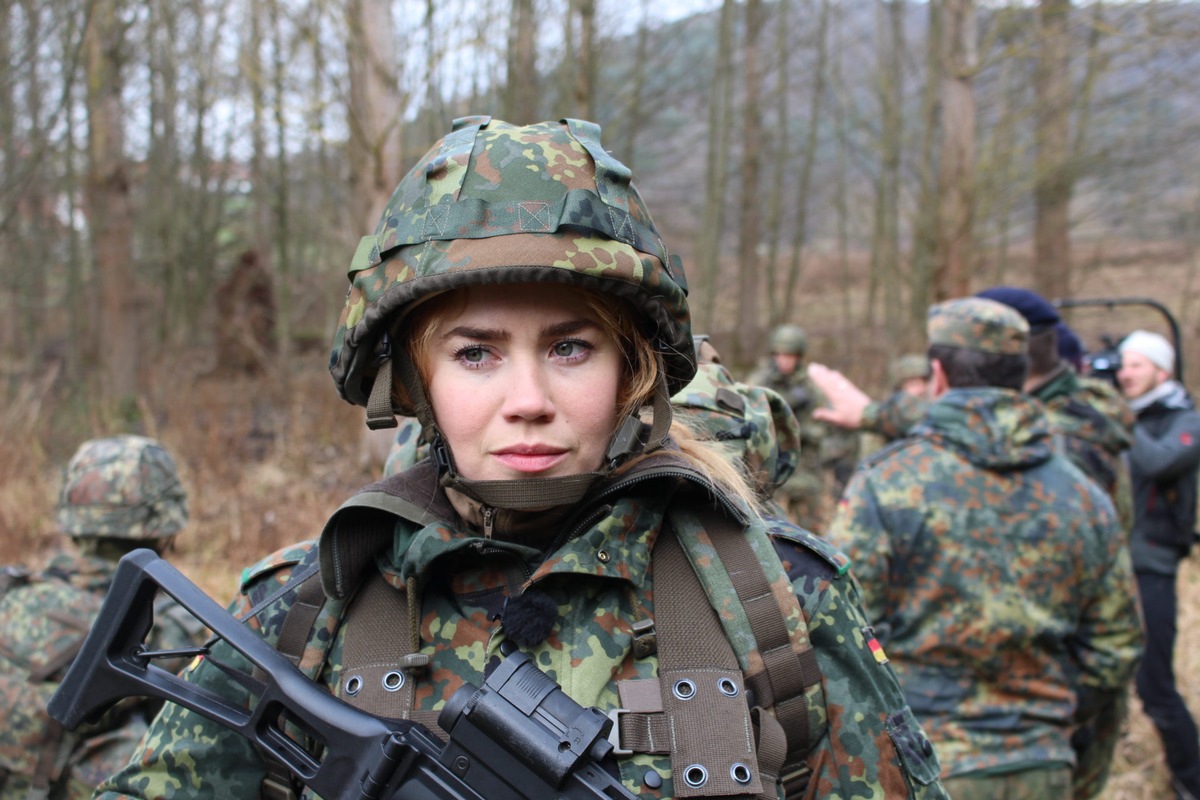 Dienst an der Waffe. Palina Rojinski muss zur Bundeswehr