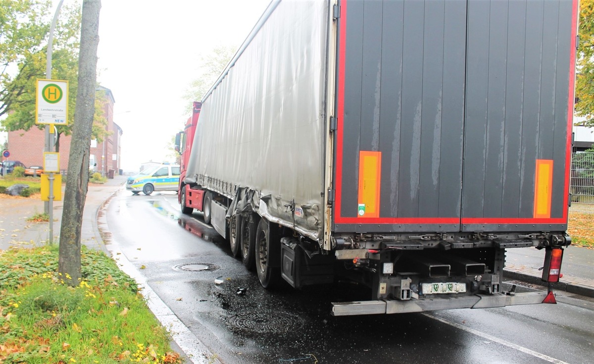 POL-VIE: Viersen: Sattel-Auflieger ausgebrochen - Autofahrerin wird leicht verletzt